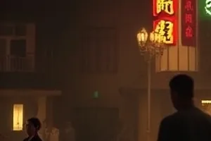 投影幕布上播放着的影视画面与一旁摊开的观影手记