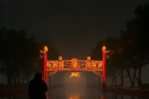 沙漏城邦剧中翻转沙漏与城墙的构图