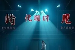 铁轨上的信剧中绿皮车厢与窗边信封